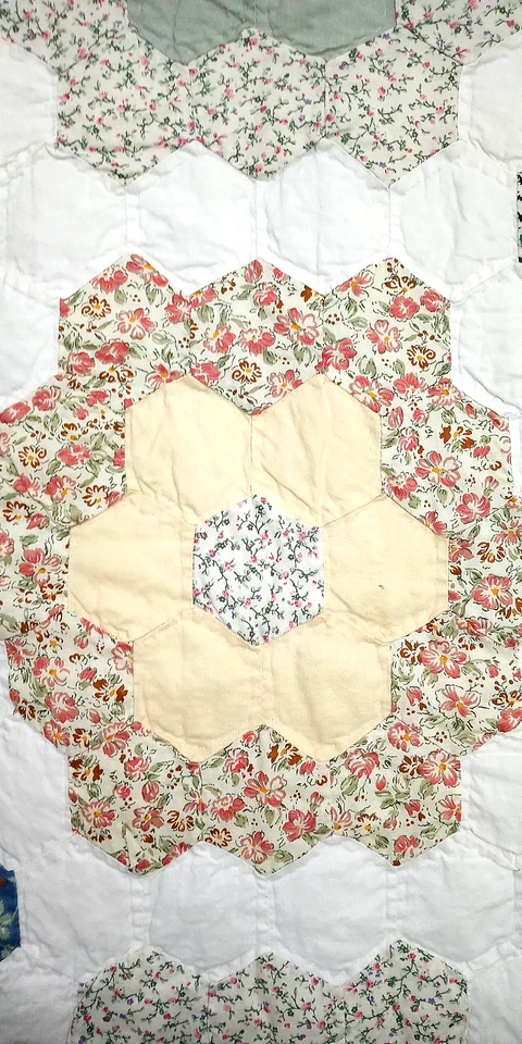 King Size Handmade Hand Quilted GRANDMOTHER'S FLOWER GARDEN Patchwork Quilt - Image 3 of 4