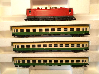 SET CON LOCOMOTORA BR 212 + 3 COCHES HALBERSTÄDTER DR EP. V ARNOLD 0382 (D383)