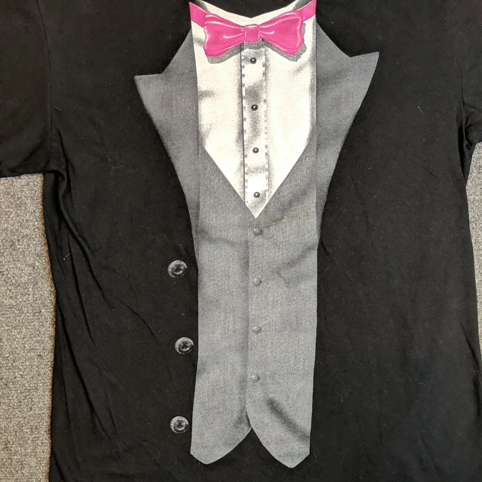 Esmoquin con pajarita rosa en una camiseta negra para hombre mediana suave 100% algodón Foto 2 de 4