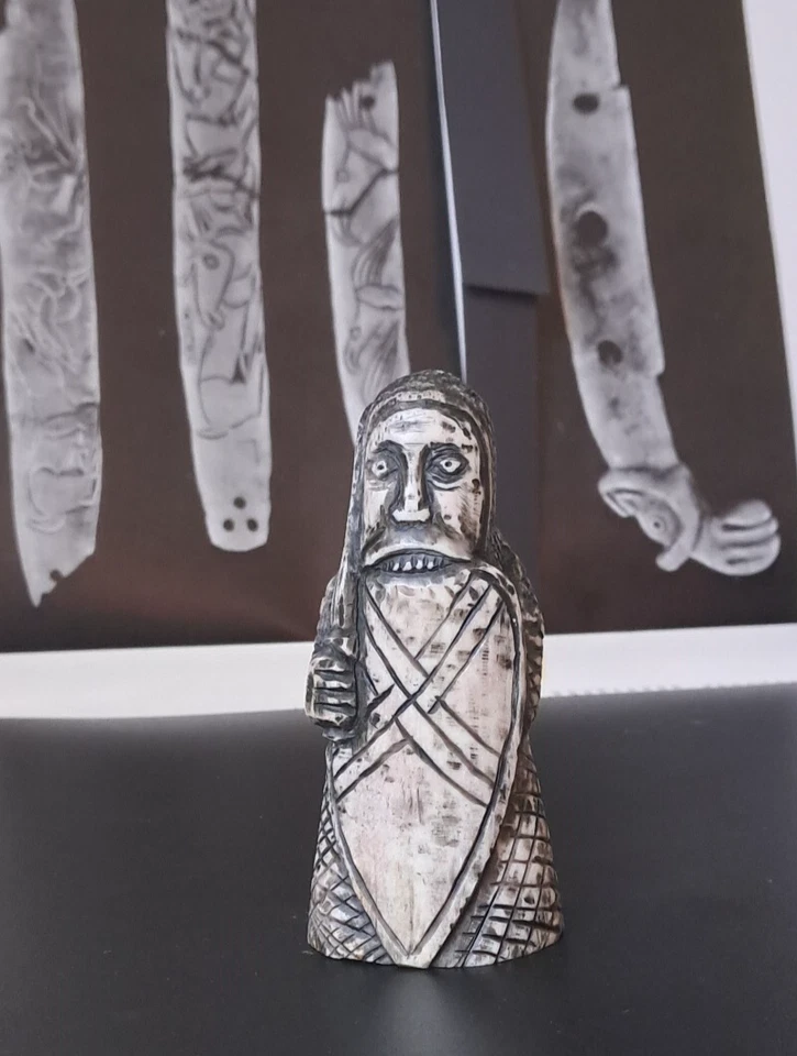 Figura Lewis Chessmen Berserker / Torre - Cuerno de alce tallado a mano ajedrez vikingo Foto 4 de 4