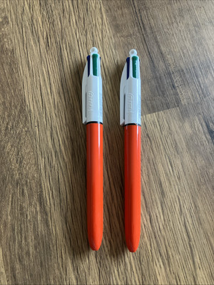 BIC 4 Farben ROT/WEISS LAUF Kugelschreiber, 0,8 mm FEIN, Schwarz/Blau/Rot/Grün (2 Stifte)