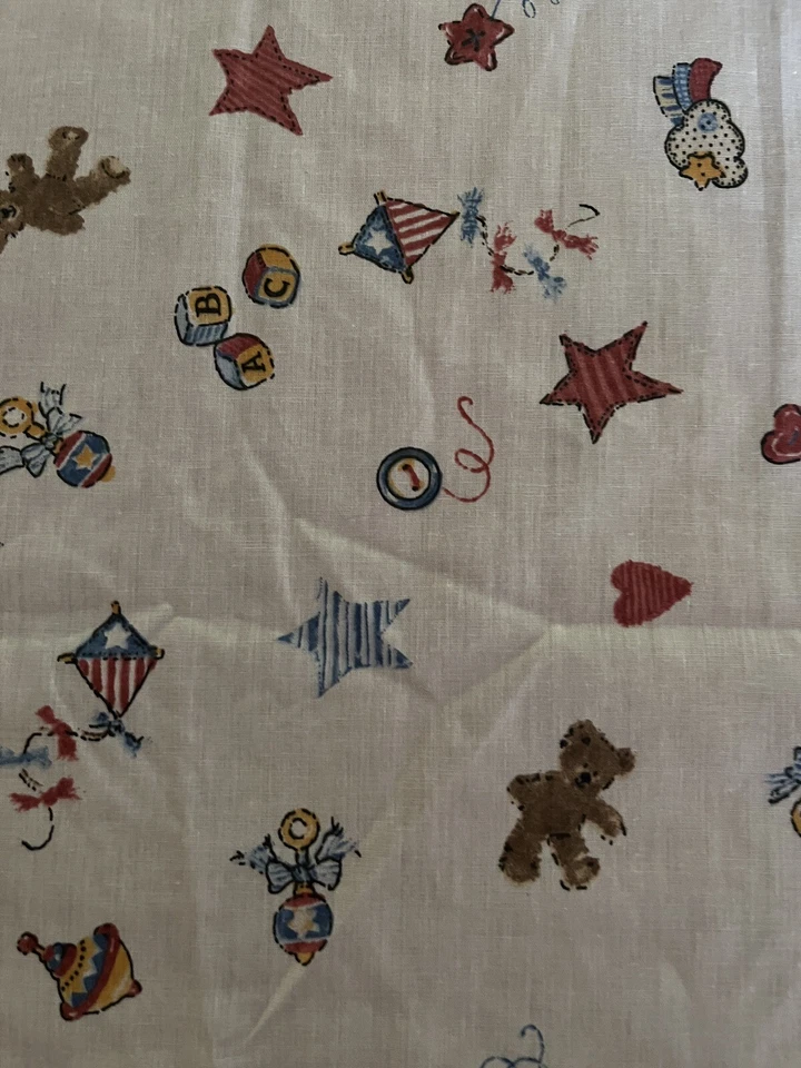 Panel de cortina vintage hecho a mano de oso de peluche y juguetes clásicos con cenefa guardería Foto 2 de 4