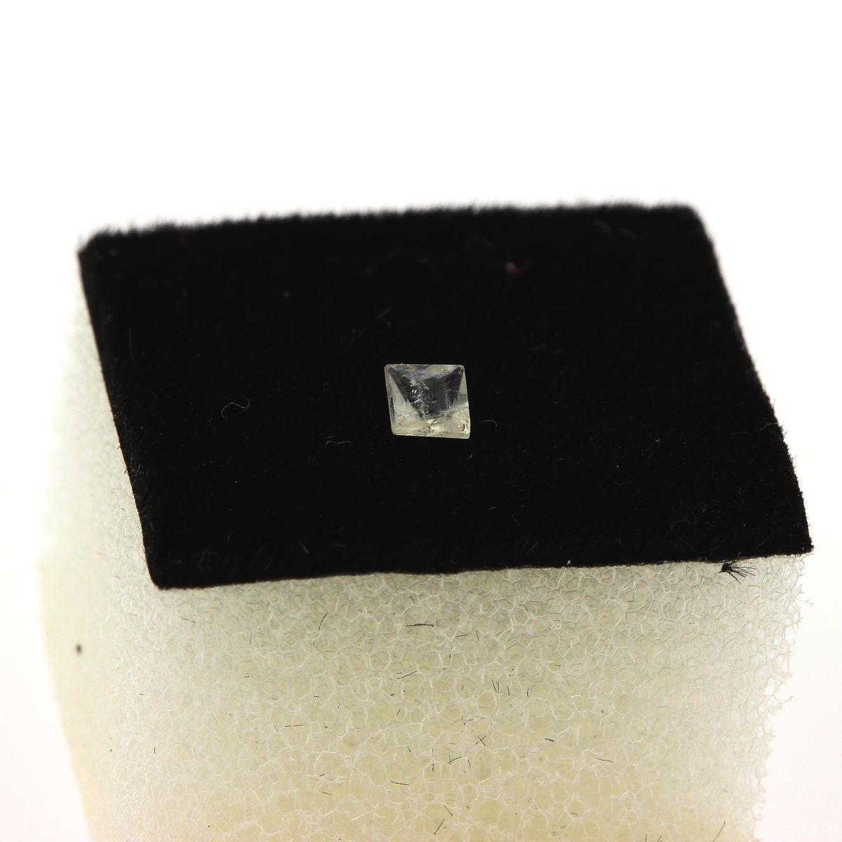 Sodalite UV mystérieuse pour sublimer votre vitrine de pierres et minéraux précieux