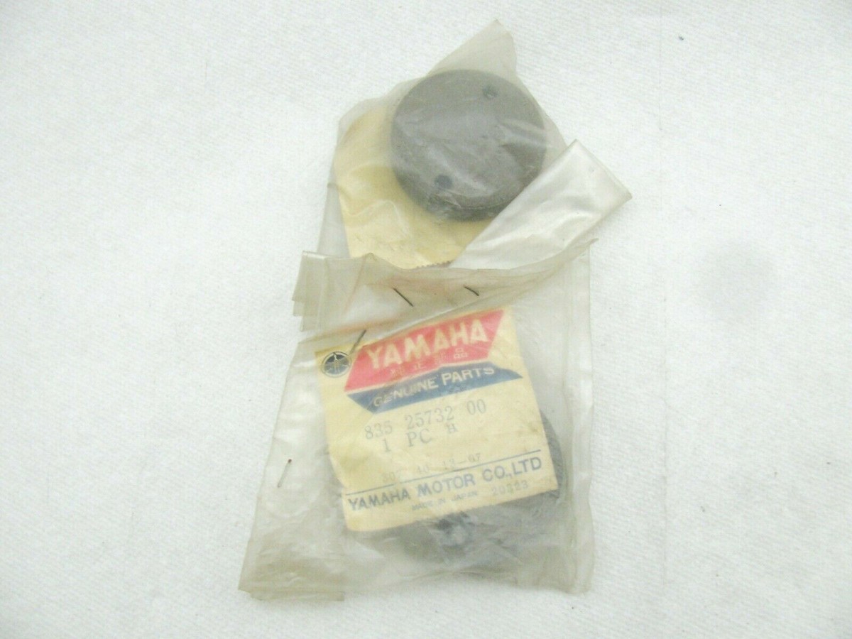 NOS Vintage Yamaha OEM Brake Caliper Pad Set of 2 835-25732-00-00