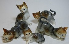 Sortiment 5 Katzenfiguren von Gilde Handwerk lauernd  /  liegend, sitzend  135mm