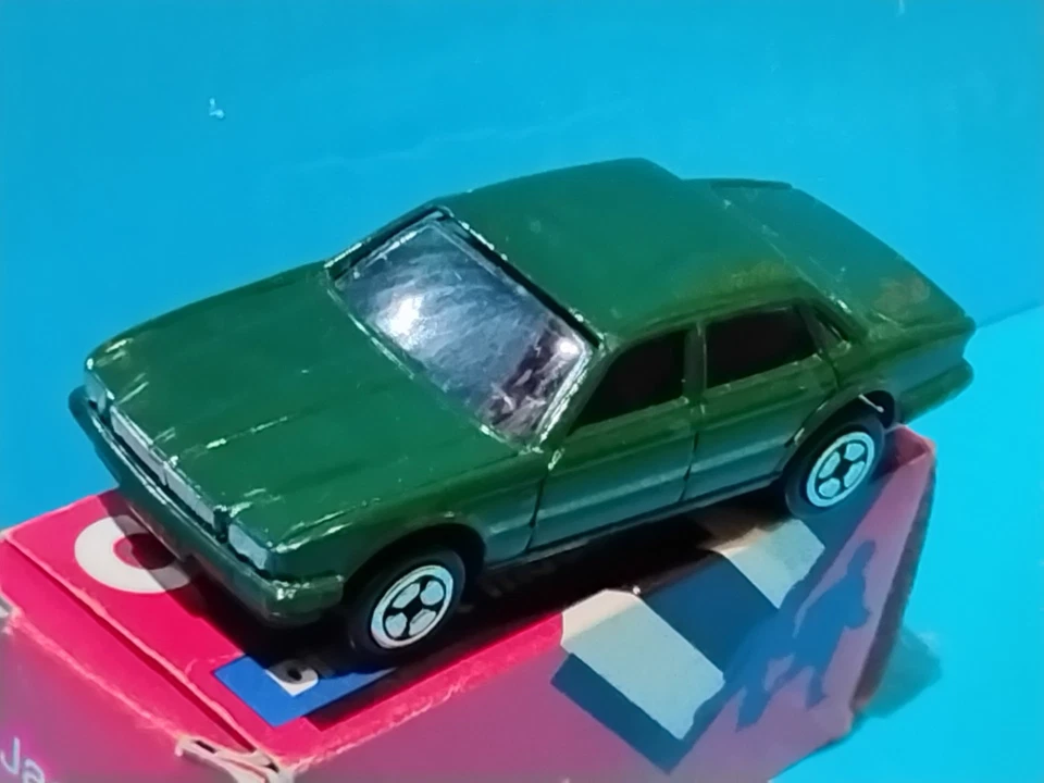 1985 CORGI JAGUAR XJ40 GREEN LUXURY SALOON BRITISH 80s CLASSIC - Image 2 of 4