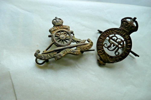 ANTIQUE 2x WW1 MILITARY CAP BADGES R.A. (GUNNERS) & HOUSEHOLD CAVALRY 1914