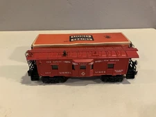 LIONEL POST-WAR 6517 BAY WINDOW CABOOSE- DOUBLE LINES- BOXED - O O27
