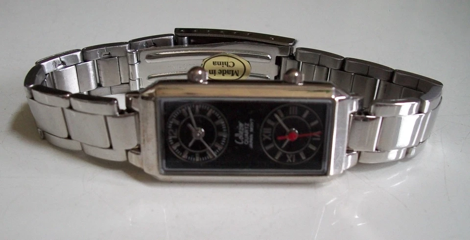 Reloj de pulsera de moda con correa de metal acabado plateado con esfera negra doble/2 zona horaria Foto 2 de 4