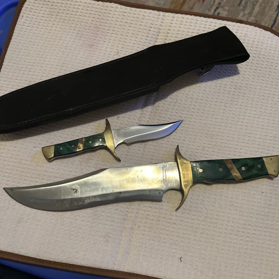 Juego de cuchillos de hoja combinada Frost Cutlery Texas Ranger en verde.  Foto 4 de 4