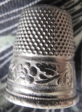 Gabler-Kopf Fingerhut Alpacca thimble Grübchen und florales Muster, kleines Loch