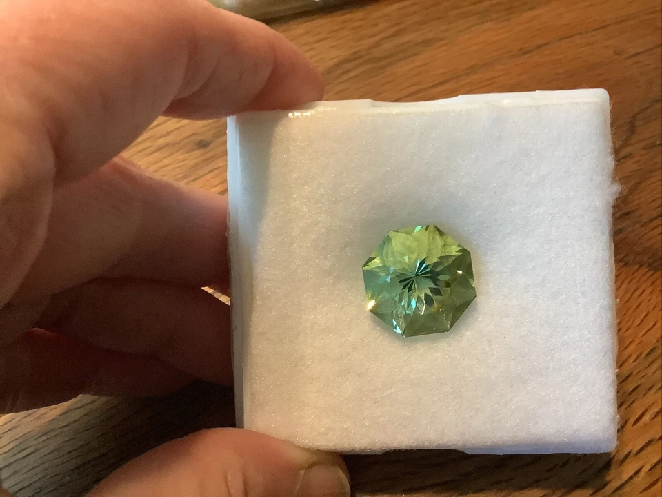 Corte elegante obsidiana Andara verde 17,34 quilates - Java Foto 2 de 4