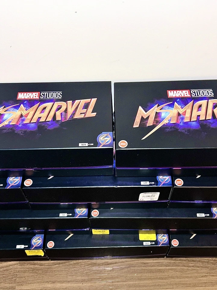 Juego de pulseras y colgantes de metal Ms. Marvel caja de coleccionista - caja abierta/nunca usado Foto 4 de 4