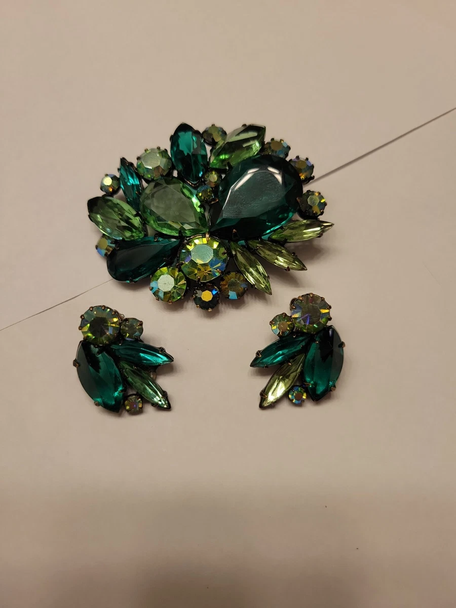 Believed Vtg Unsigned Schreiner NY Brooch W matching earrings Green Rhinestones