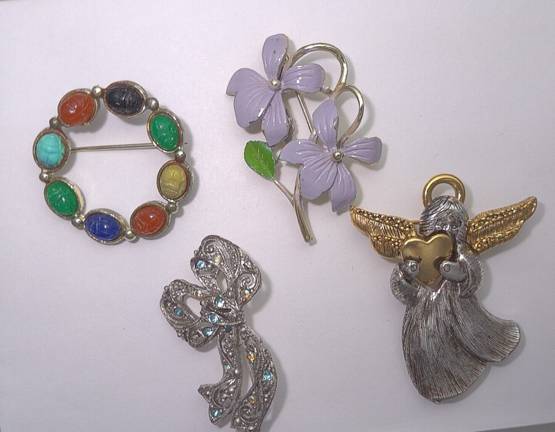 4 VINTAGE PINS UNSIGNED ASSORTED