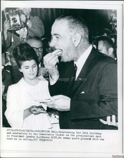 1964 Pres Lyndon B Johnson Celebrating His 56Th Birthday Politics Wirephoto 7x9