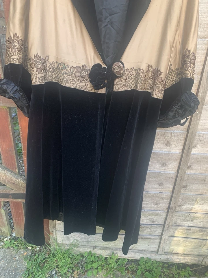 Antique 1920s? Opera Coat Black Velvet & Embroidered Gold Theatre TV Size XL - Image 3 of 4
