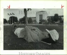 1989 Press Photo Student Ken Quach Rests on the Lawn at University of Houston