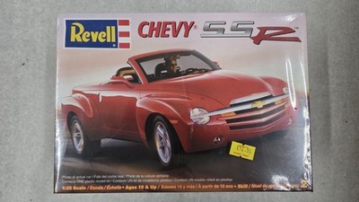 Revell 85-7691 CHEVY SSR Truck  1/25 REVELL 2003 Model Kit Sealed