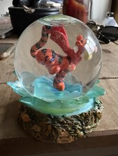 Disney Store Winnie The Pooh Tigger Snow Globe Water Puddle