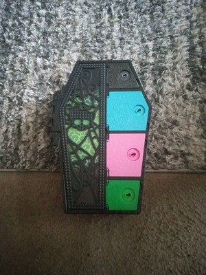 Monster High Skullimate Secrets Storage Locker Vampire Coffin With Accessories 
