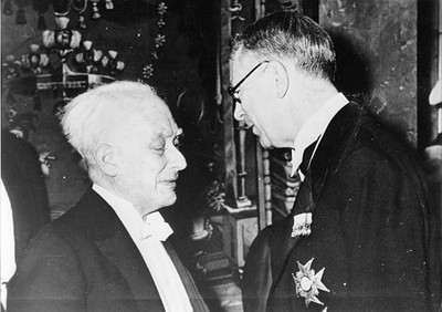 Max Born physicist Nobel Prize winner in conversation with King Gu- Old Photo