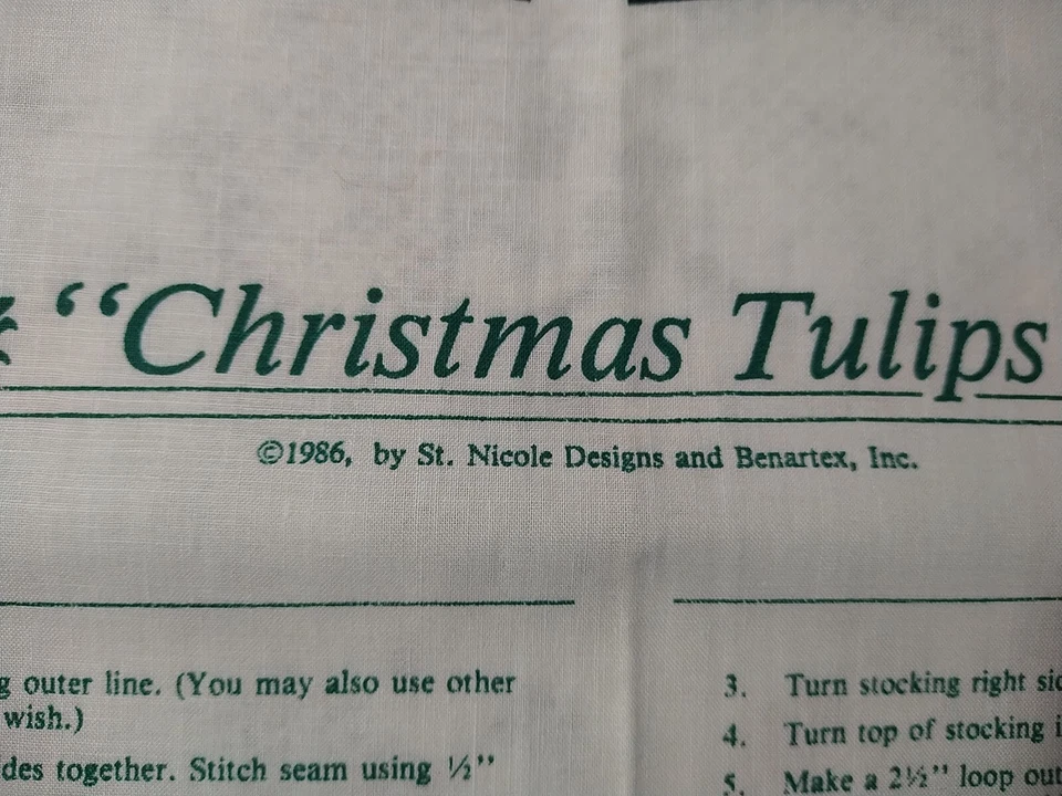 Panel Medias Navidad Tulipanes Benartex Verde Borgoña St Nicole Designs Foto 3 de 4