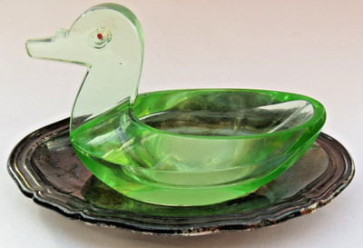 Baccarat Salzstreuer Ente aus grünem Glas mit Tablett/Untersetzer