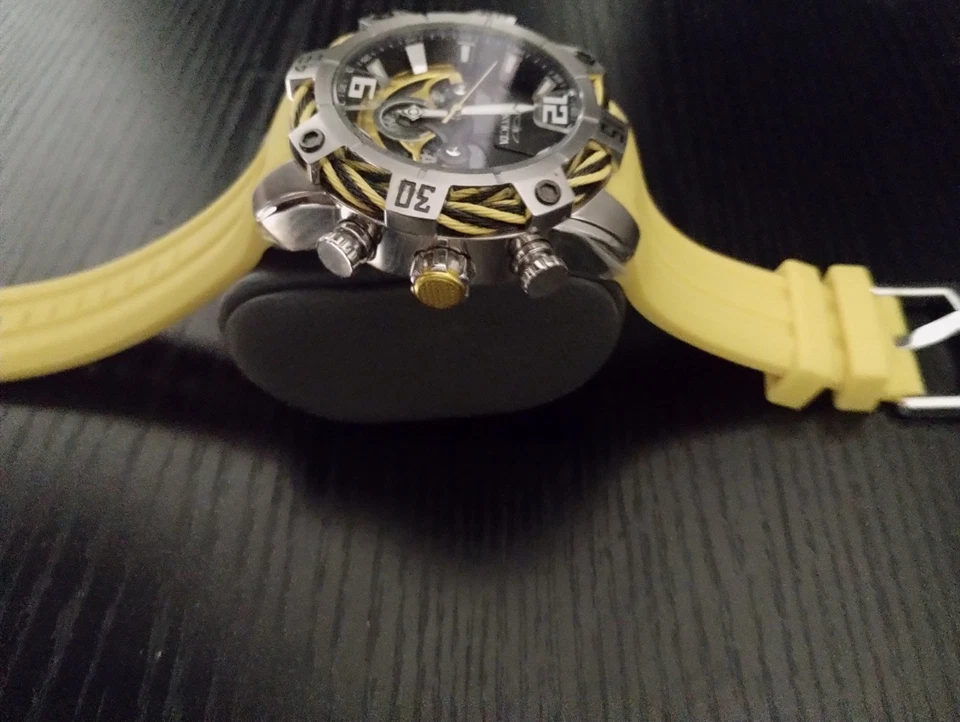 Invicta Bolt Amarillo Hombre 52 Mm Cuarzo Suizo Modelo 31062 Foto 4 de 4