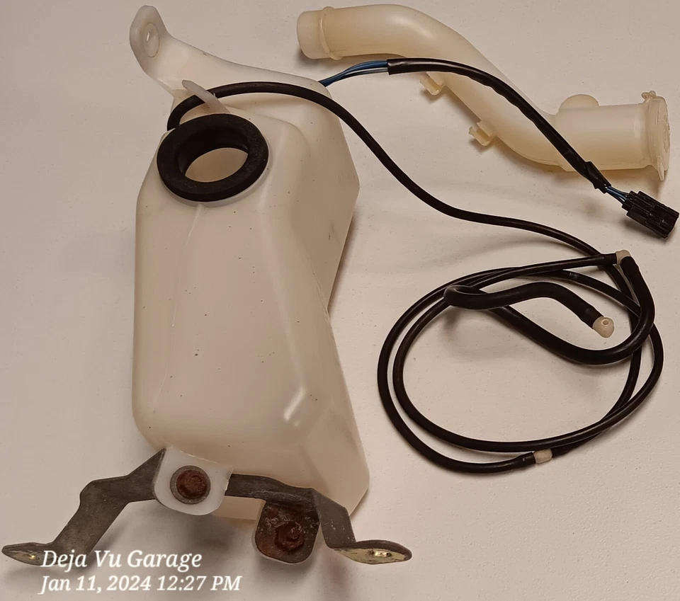 Depósito de lavadora de parabrisas delantero OEM Mazda RX7 FC 86-91 Foto 4 de 4