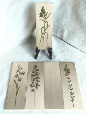 Konvolut 5 schöne italienische Vintage Wandfliesen 7 cm x 20 cm. 4 Blumen & 1 Uni Mix