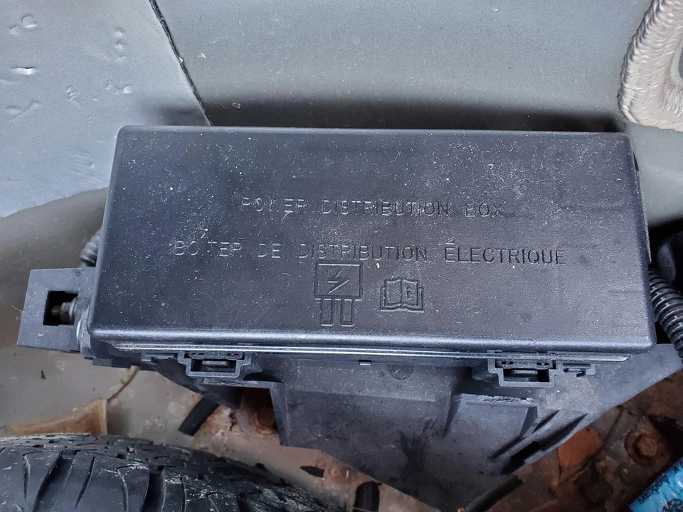 Caja de fusibles montada en el maletero Lincoln LS 2006 Foto 2 de 4