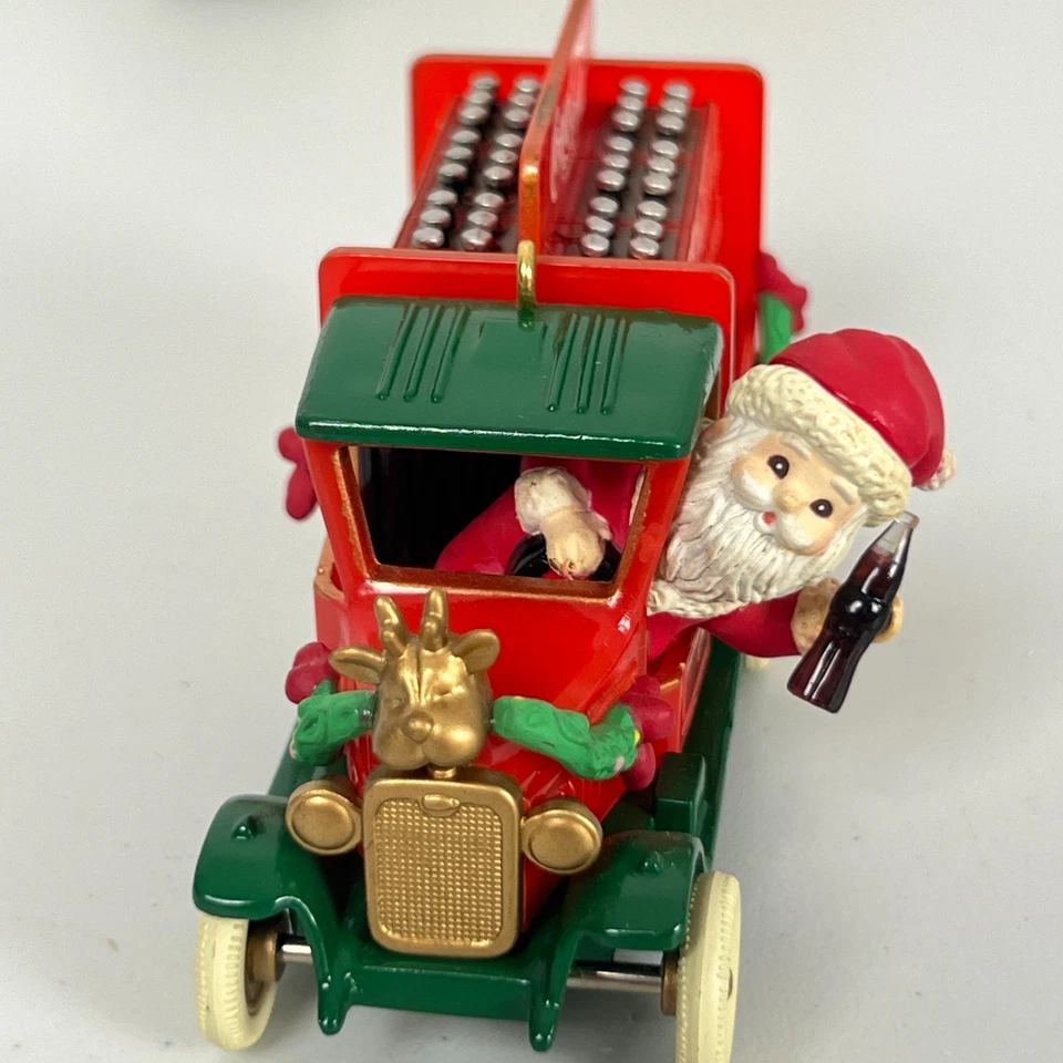 可口可乐圣诞装饰品 - 批量 3 件 - Enesco 圣诞老人卡车 + 黑板圣诞老人 — 第 2/4 张图片