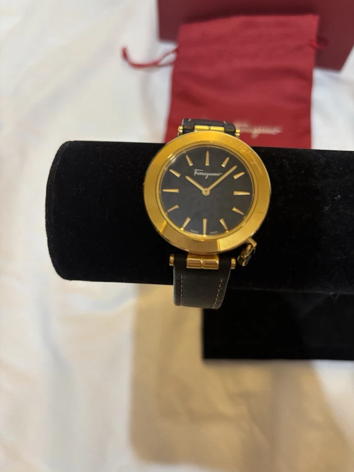 Reloj Pulsera Classy Ferragamo Mujer FIC030015 Intreccio Dorado IP Cuero Negro Foto 2 de 4