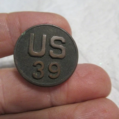 VINTAGE WW1 ERA US MILITARY TUNIC COLLAR PIN 39TH REGIMENT