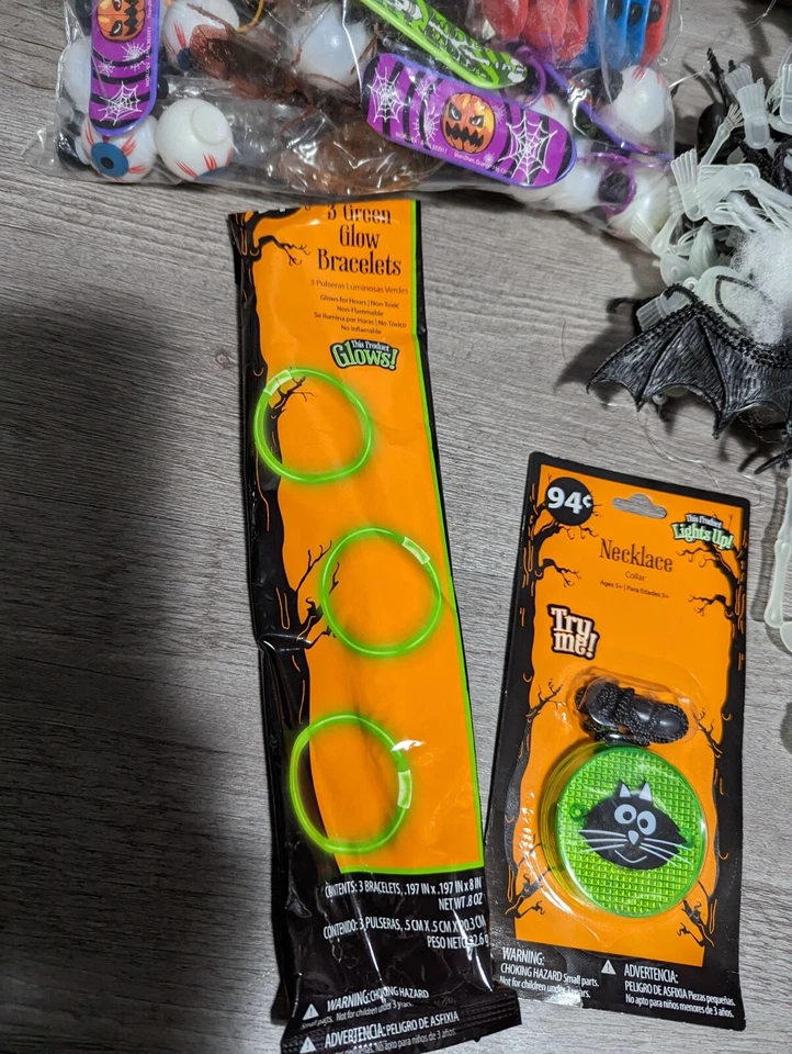 Fiesta de Halloween Favor Truco o Trato Suministros Decoración Lote Arañas Murciélagos Esqueletos + Foto 4 de 4