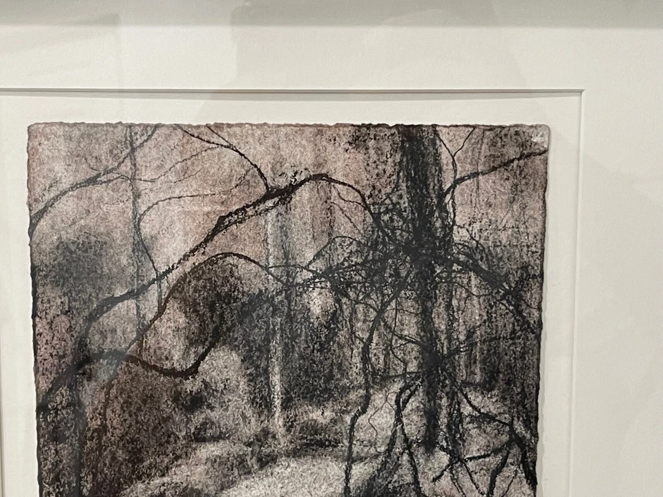 Paisaje abstracto dibujo firmado en tiza/pastel contemporáneo con árbol y camino Foto 3 de 4