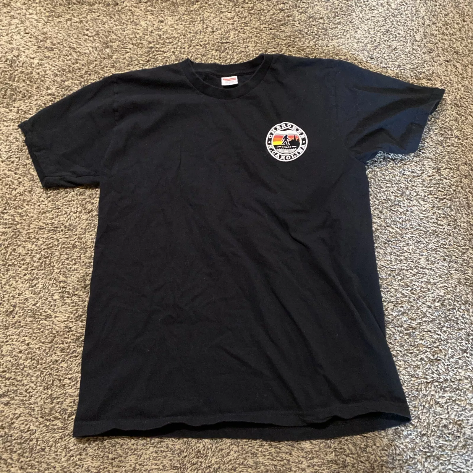 T shirt homme Supreme Cherokee Carolina Bigfoot taille L 