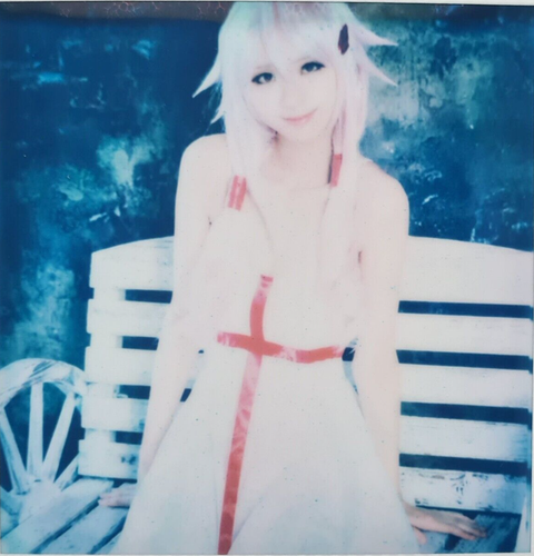 NOBUYOSHI ARAKI * Cosplay*POLAROID ORIGINAL VOM KÜNSTLER SIGNIERT & ZERTIFIZIERT - Picture 2 of 6