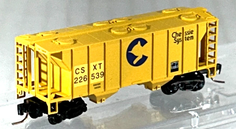 MICRO-TRAINS Z SC 2-BAY COVERED HOPPER CAR CSX/CHESSIE 53100331 - Image 3 of 3