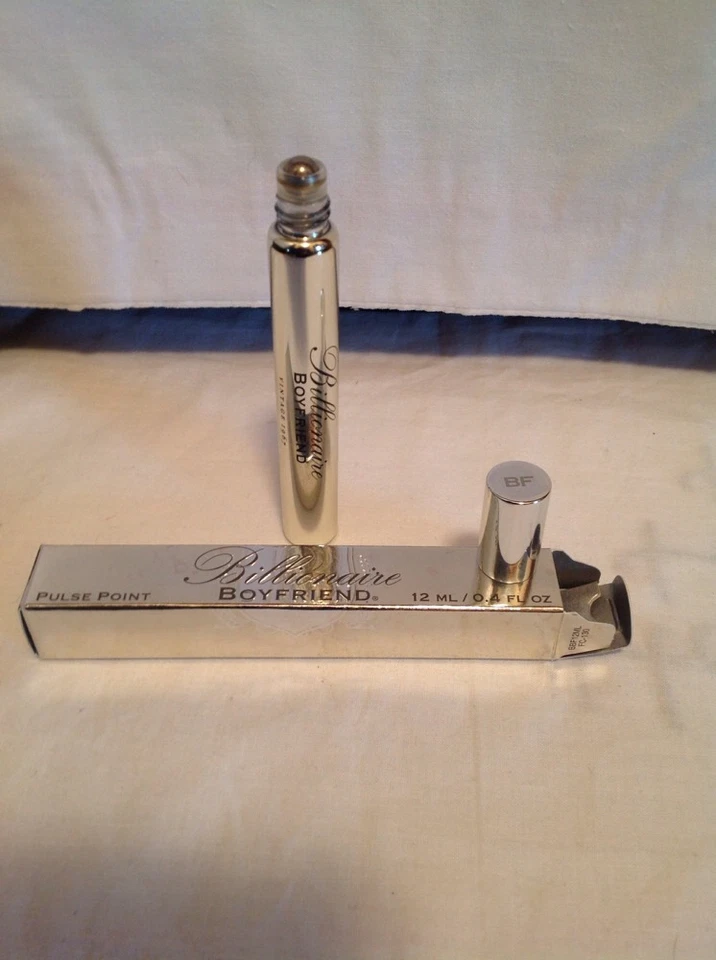 KATE WALSH MULTIMILLONARIO BOYFRIEND PUNTO DE PULSO PERFUME ACEITE ROLLERBALL -0,4 oz.- Nuevo en caja Foto 2 de 4