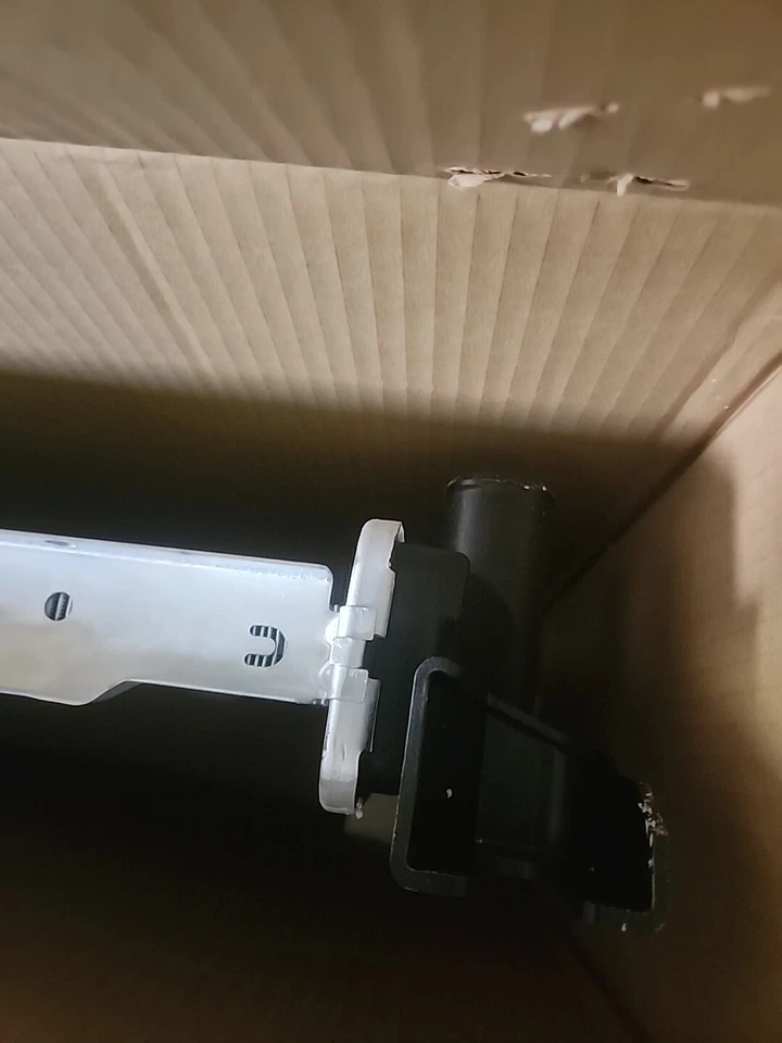 Radiador con cuello de relleno para camioneta Dodge 1500 03-05 Foto 3 de 4