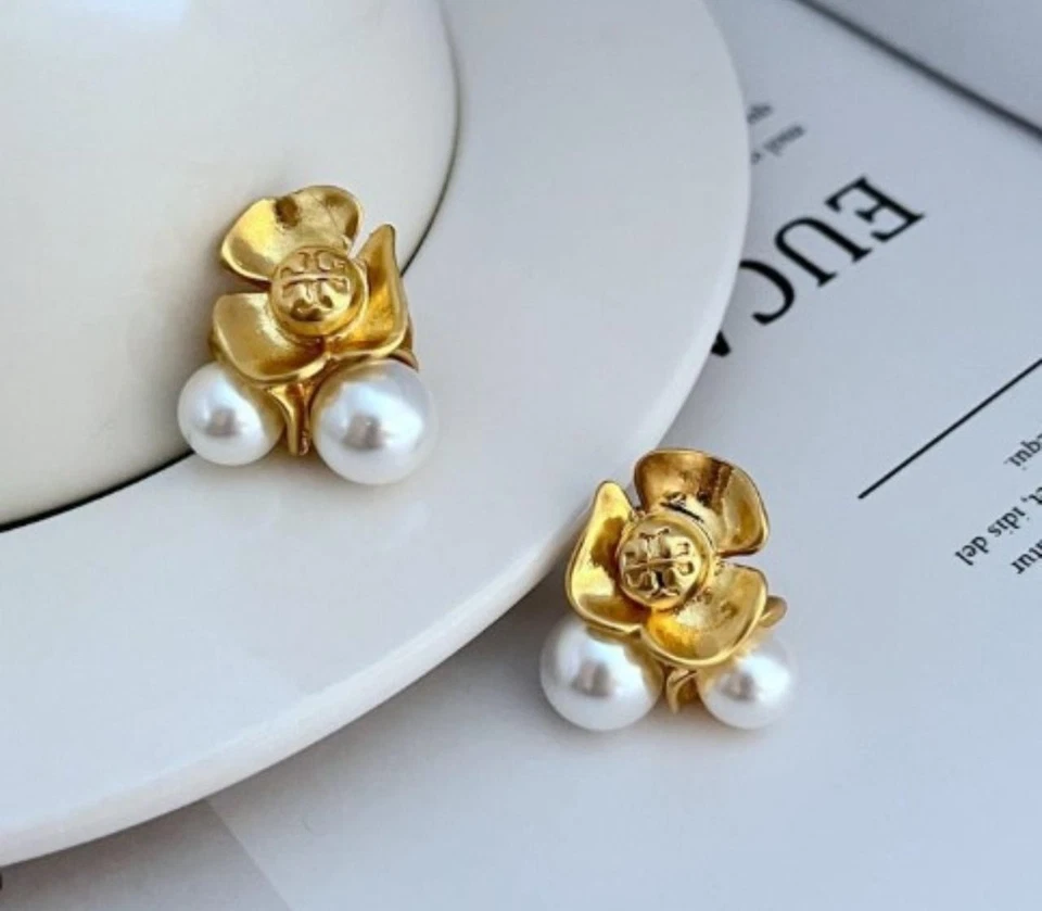 ¡Nuevo! Pendientes de oro de perlas y flores Tory con bolsa para joyas Foto 4 de 4