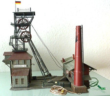 Faller H0 - 945 - Förderanlage Marienschacht +  Konvolut patinierte Reihenhäuser