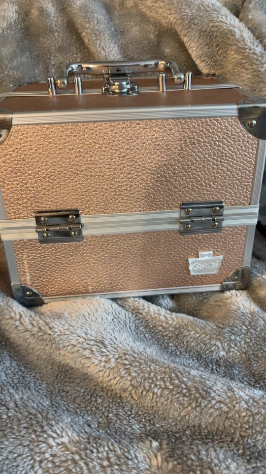 Estuche Tren Caboodles Melocotón Metálico 4 Bandejas Maquillaje Joyero Bloqueo con Llaves Foto 2 de 2