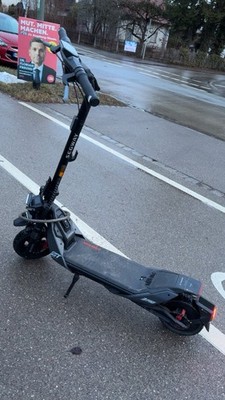 Segway ZT3 Pro D E-Scooter, 11 Zoll, Schwarz/Rot, 70 KM Reichweite