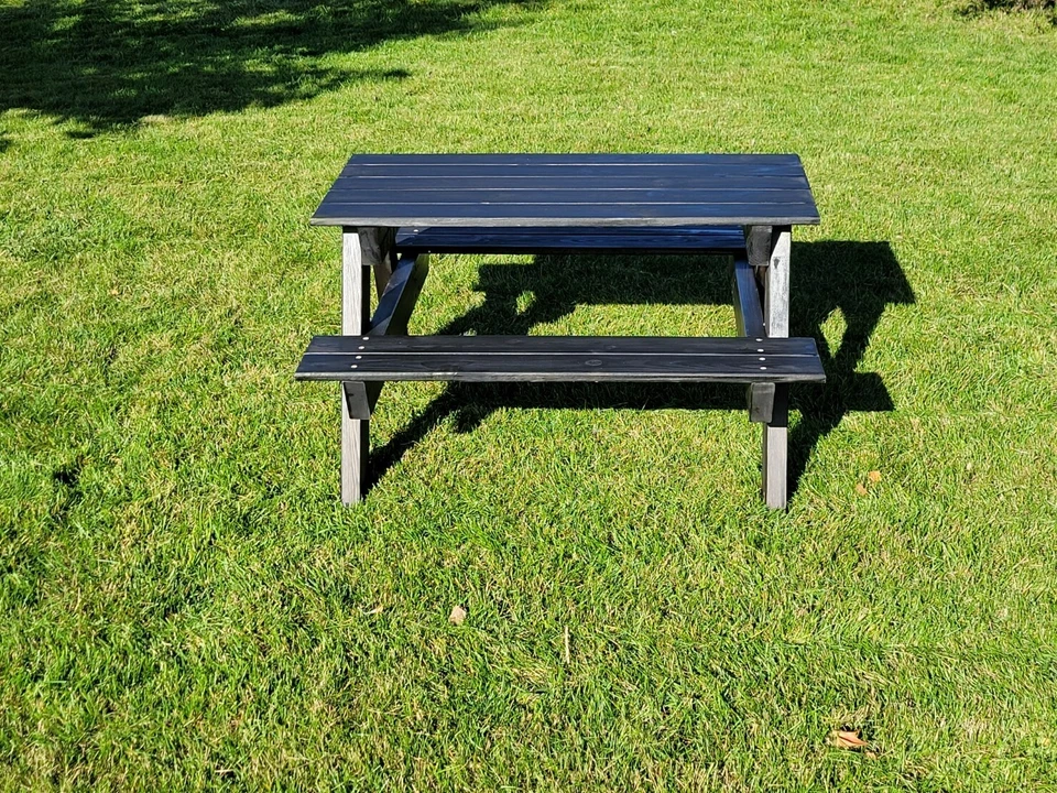 Mesa de exterior de cedro negro teñido, mesa de picnic para niños, jardín, playas, patios traseros Foto 3 de 4