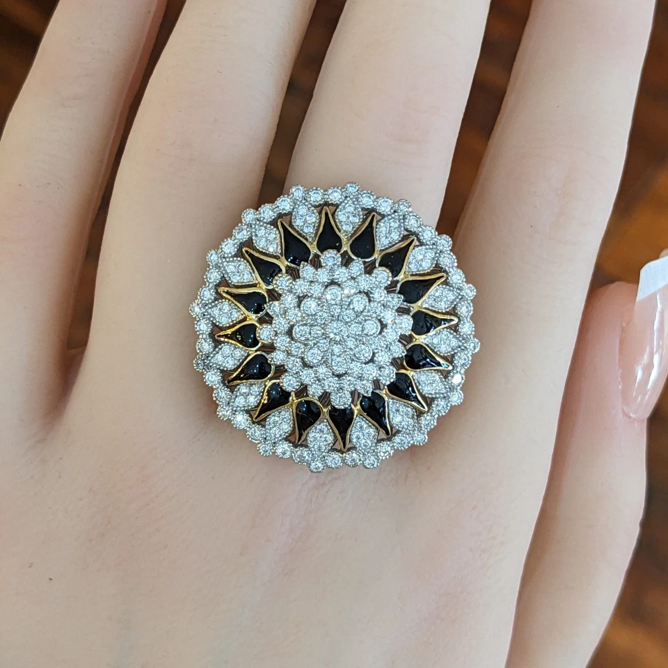 Anillo grande redondo de diamantes y flores de esmalte negro en oro blanco de 18 k - HM2741AS