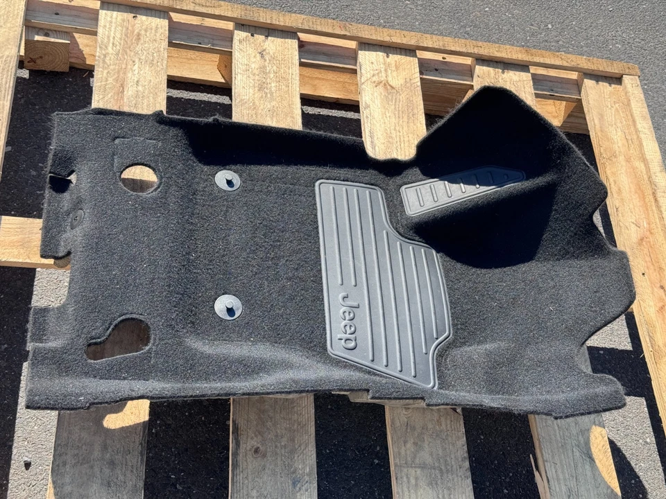 2015–2017 JEEP RENEGADE FRONT LEFT DRIVER FLOOR CARPET LINER 黑色 原始设备制造商 — 第 3/4 张图片