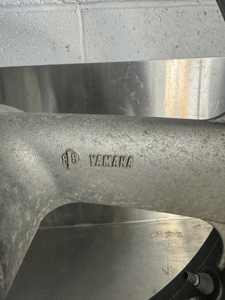 Llanta delantera Yamaha FJ1200 FJ 1200 1990 Mag genuina OEM 3CV-25168-00-WG Foto 3 de 4